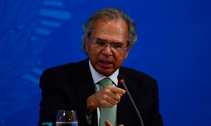 O ministro da Economia, Paulo Guedes, fala no Palácio do Planalto.