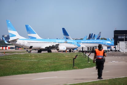 Aviones de Aerolíneas Argentinas están estacionados en el aeropuerto Aeroparque Jorge Newbery, en Buenos Aires, en octubre de 2024.