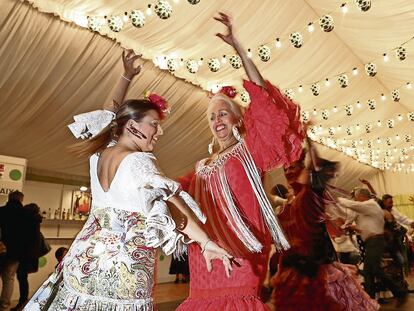 Ambiente en una de las casetas de la Feria de Abril de Cataluña en 2017.