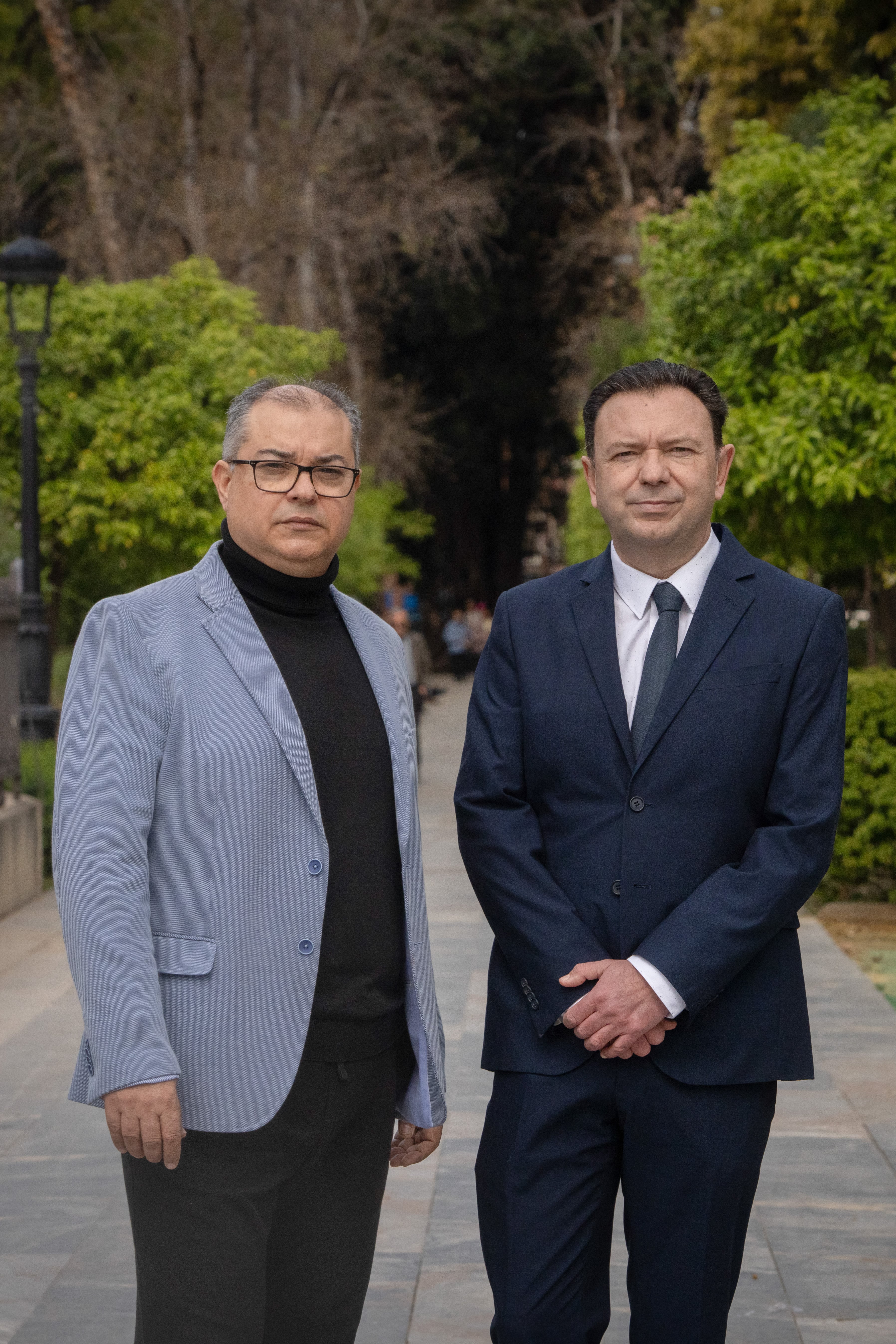 El editor Antonio Pascual Rodríguez (izq.), junto a su abogado Víctor Martínez, en el jardín de Floridablanca de Murcia, el pasado jueves.