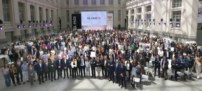 Directivos y trabajadores de EL PAÍS, durante la celebración del 40 aniversario.