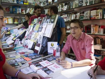 El n&uacute;mero dos de Podemos, &Iacute;&ntilde;igo Errej&oacute;n, firma ejemplares de su libro &#039;Construir pueblo&#039;, en una de las casetas de la Feria del Libro de Madrid.
