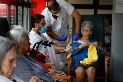 Un sanitario vacuna a una anciana, el pasado 21 de septiembre en una residencia en Terrassa (Barcelona).
