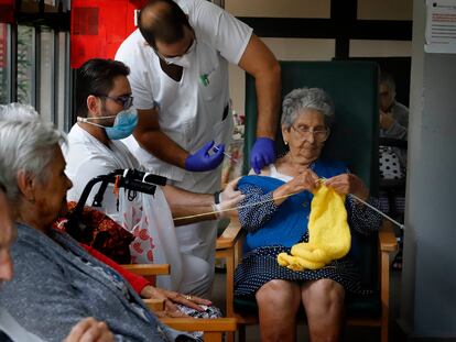 Un sanitario vacuna a una anciana, el pasado 21 de septiembre en una residencia en Terrassa (Barcelona).