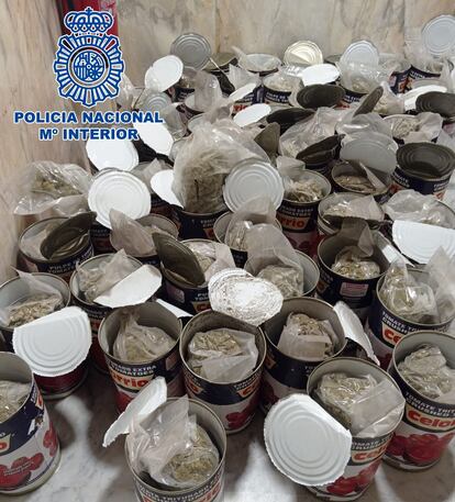 Latas de tomate en las que los dos detenidos transportaban marihuana a Polonia desde Jerez.