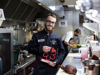 El chef Mario Cachinero, del restaurante Skina, nombrado Mejor Chef Joven por la Guía Michelin 2022 y fotografiado en su establecimiento el 16 de diciembre de 2021