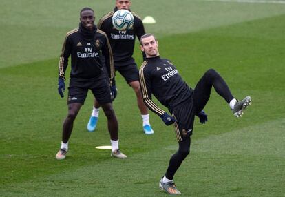 Bale controla el balón ante Mendy y Mariano.