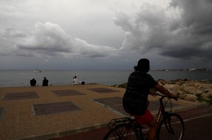 Un ciclista recorre el paseo marítimo de Palma (Mallorca), el sábado.