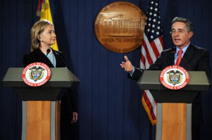 El presidente saliente colombiano y la secretaria de Estado de EE UU durante la conferencia de prensa