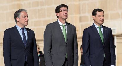 De derecha a izquierda, el presidente de la Junta de Andalucía, Juanma Moreno (PP), el vicepresidente, Juan Marín (Cs), y el consejero de Presidencia, Elías Bendodo, en un acto institucional.