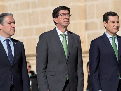 De derecha a izquierda, el presidente de la Junta de Andalucía, Juanma Moreno (PP), el vicepresidente, Juan Marín (Cs), y el consejero de Presidencia, Elías Bendodo, en un acto institucional.