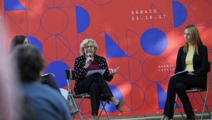 La alcaldesa Manuela Carmena junto a la concejal socialista Mar Espinar durante la presentaci&oacute;n de la Luna de Octubre.