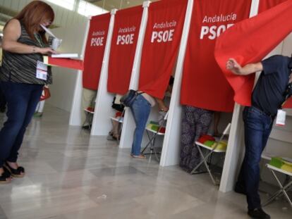 Cabinas de votación en el congreso del PSOE andaluz.