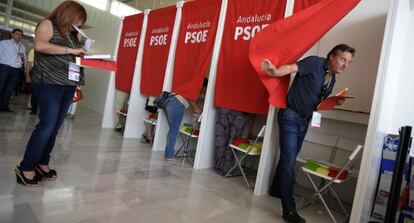 Cabinas de votación en el congreso del PSOE andaluz.