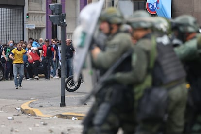 El enfrentamiento comenzó al inicio de la marcha convocada por los jubilados, a la que se sumaron también sindicatos y agrupaciones progresistas.