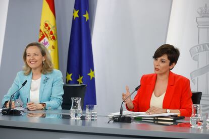 La ministra de Política Territorial y Portavoz del Gobierno, Isabel Rodríguez (d), y la vicepresidenta primera y ministra de Asuntos Económicos, Nadia Calviño (i), durante la rueda de prensa posterior a la reunión del Consejo de Ministros.