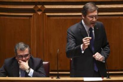 El primer ministro Pedro Passos Coelho (dcha) interviene en el Parlamento en Lisboa (Portugal). EFE/Archivo