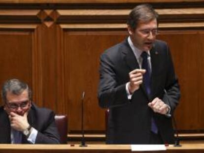 El primer ministro Pedro Passos Coelho (dcha) interviene en el Parlamento en Lisboa (Portugal). EFE/Archivo