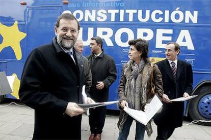 Mariano Rajoy y María San Gil, candidata del PP a <i>lehendakari,</i> hacen campaña en Vitoria a favor del <i>sí</i> en el referéndum.