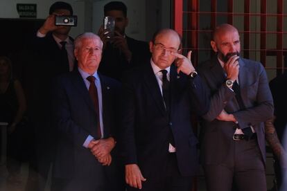 El presidente del Sevilla FC, Jesús Castro (en el centro), y el director deportivo del equipo, Monchi (a la derecha), a la llegada del féretro.