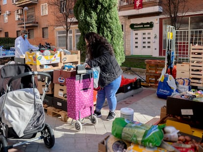 Imagen de archivo de un reparto de comida efectuado por la Fundación Madrina el pasado 7 de enero de 2021. Madrid.