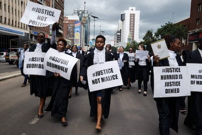 Colegiados de la asociación de abogados de Zimbabwe participan en una Marcha por la Justicia hacia el Tribunal Constitucional de Harare para pedir el restablecimiento del Estado de derecho y el respeto a los derechos humanos y la Constitución del país.