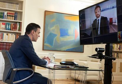 El presidente del Gobierno, Pedro Sánchez, durante la reunión por videoconferencia con Pablo Casado.