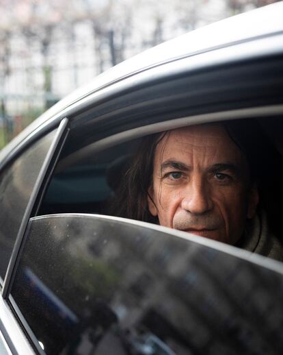 Didier Lemaire, antiguo profesor de Filosofía, hoy bajo protección policial, en el coche donde viaja con dos agentes. 