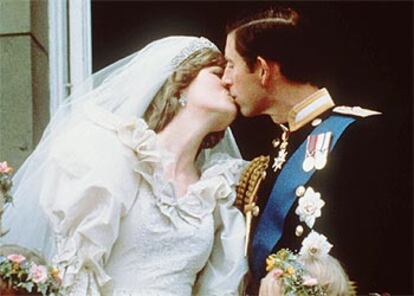 Diana y Carlos de Inglaterra se besan en el balcón de Buckingham Palace el día de su boda.