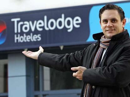 Horacio Alcalá, director de Travelodge en España, frente al hotel de la cadena en Madrid.