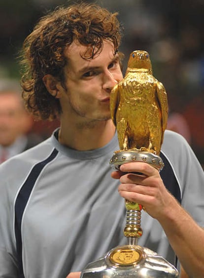 Andy Murray posa con el trofeo de campeón del Open de Qatar