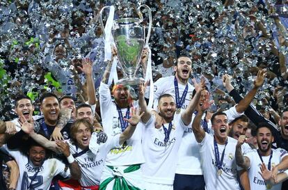 Los jugadores del Real Madrid celebran la und&eacute;cima en el estadio de San Siro en mayo de 2016.