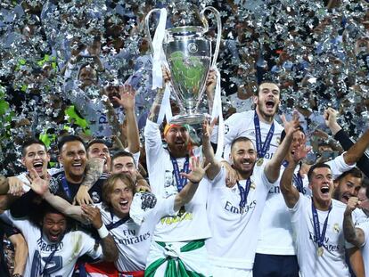 Los jugadores del Real Madrid celebran la und&eacute;cima en el estadio de San Siro en mayo de 2016.