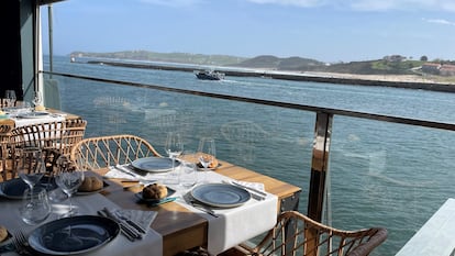 Las vistas de la ría de San Vicente de la Barquera y de la playa de Merón desde la ostreria San Vicente.