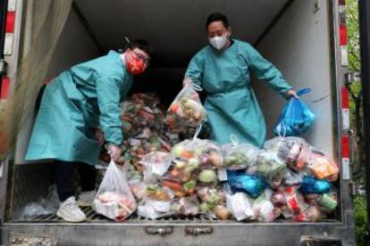 Furgoneta con alimentos para repartir por Shanghái, el pasado día 5.