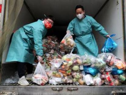 Furgoneta con alimentos para repartir por Shanghái, el pasado día 5.