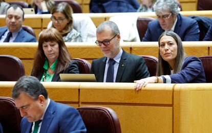 De izquierda a derecha, Marta Madrenas, Josep Maria Cruset y Miriam Nogueras, diputados de Junts, este martes en el pleno del Congreso celebrado en el Senado.