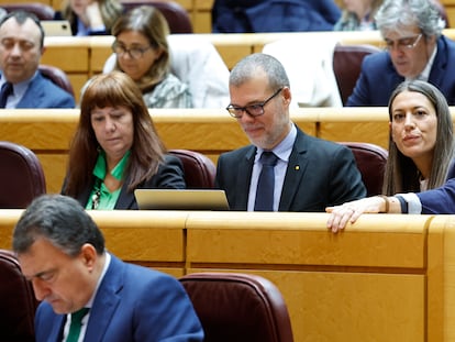 De izquierda a derecha, Marta Madrenas, Josep Maria Cruset y Miriam Nogueras, diputados de Junts, este martes en el pleno del Congreso celebrado en el Senado.