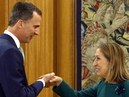 El Rey con la presidenta del Congreso, Ana Pastor, el 20 de julio.