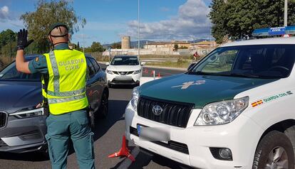 Un agente de la Guardia Civil durante un control en una imagen de archivo.