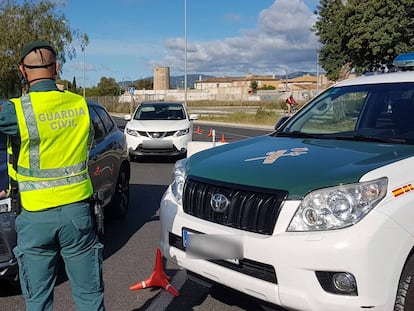 Un agente de la Guardia Civil durante un control en una imagen de archivo.