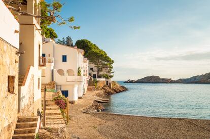 Algunas casas en la cala Sa Tuna, en la costa Brava.