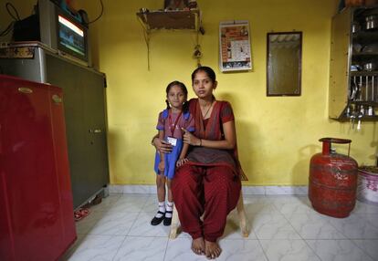 Sulochna Mohan Sawant, de 23 años, y su hija Shamika Sawant, de 5 años de edad, en una de las habitaciones de su casa en Mumbai. Sulochna cuando era niña quería ser doctora pero solo pudo estudiar hasta los 14 años. Ahora trabaja como empleada doméstica. Sulochna sueña con ser profesora.