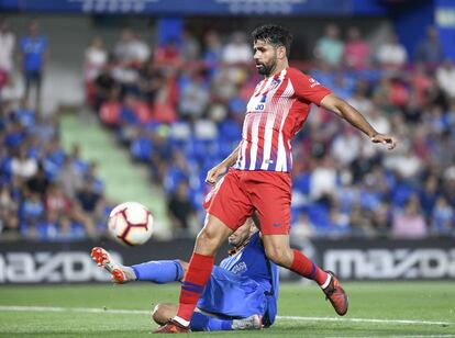 Diego Costa en un lance del partido con un contrario.