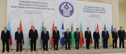 Foto de familia de la cumbre de la CEI este miércoles en Ashjabad (Turkmenistán).