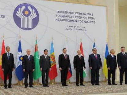 Foto de familia de la cumbre de la CEI este miércoles en Ashjabad (Turkmenistán).