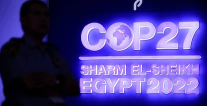 Un guardia de seguridad cerca del plenario de la COP27, en Sharm el-Sheikh, Egipto.