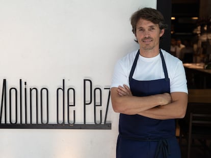 El cocinero Nino Redruello, en la entrada del restaurante Molino de Pez, en Barcelona.