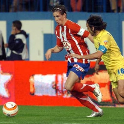 Fernando Torres se lleva el balón en carrera ante Quique Álvarez.