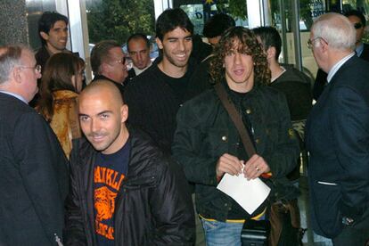 De la Peña, Oleguer y Puyol llegan al hotel donde les recibió Luis (a la derecha). Al fondo, Valerón y Munitis.